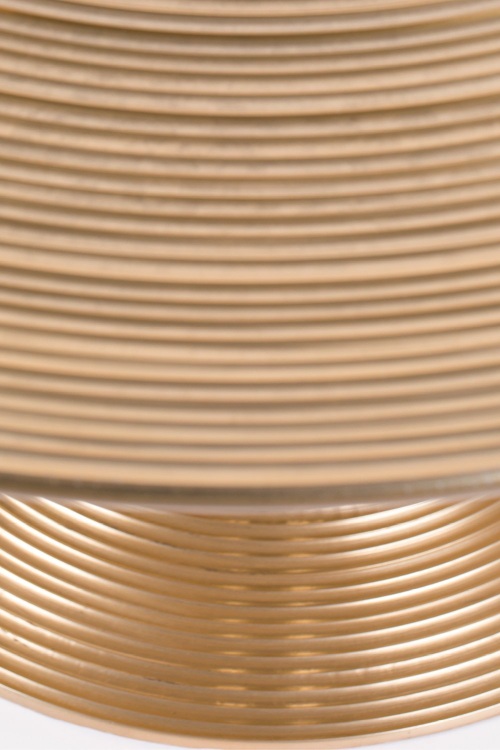 Table basse ronde à piédestal dorée
