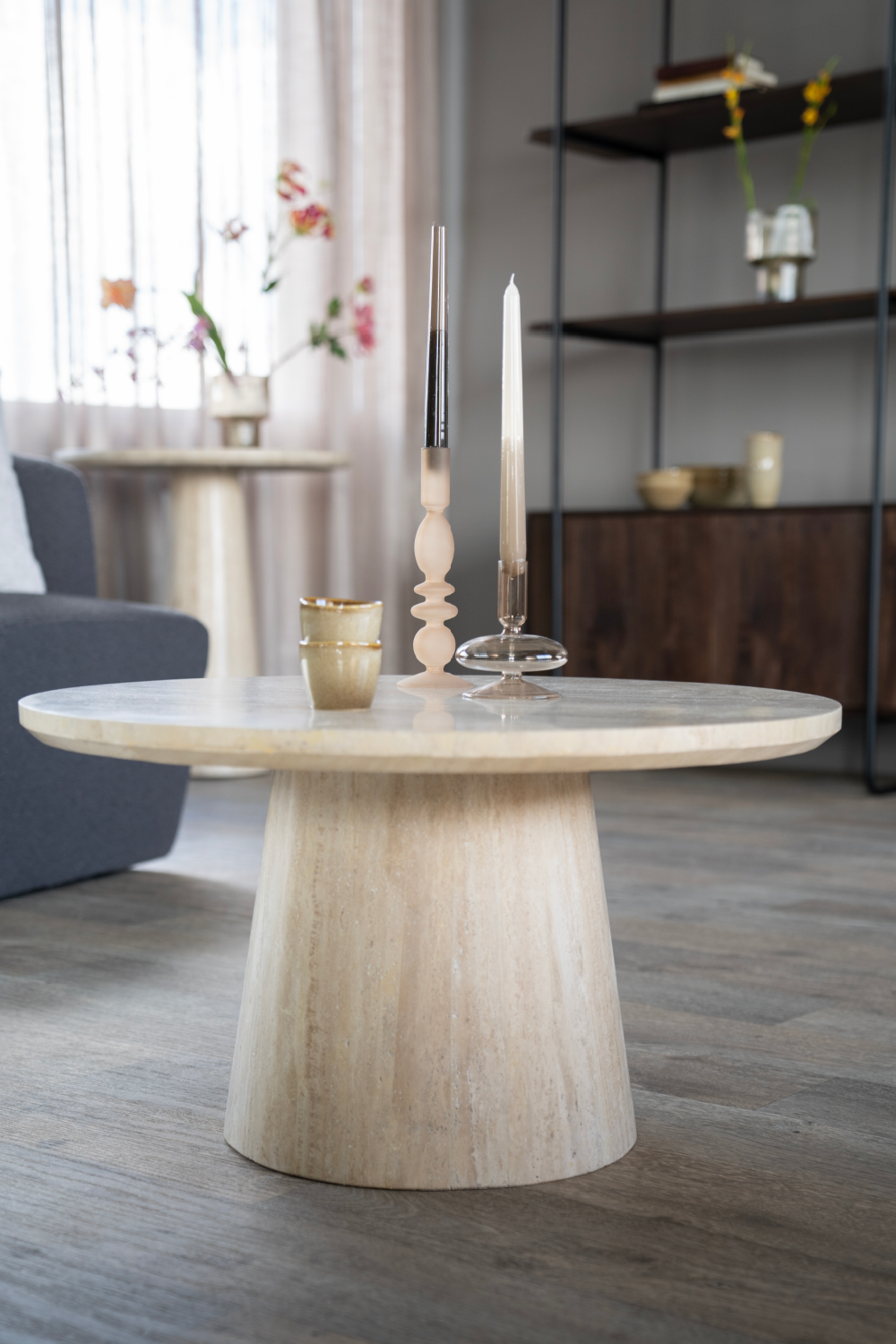 Table basse piédestal en travertin