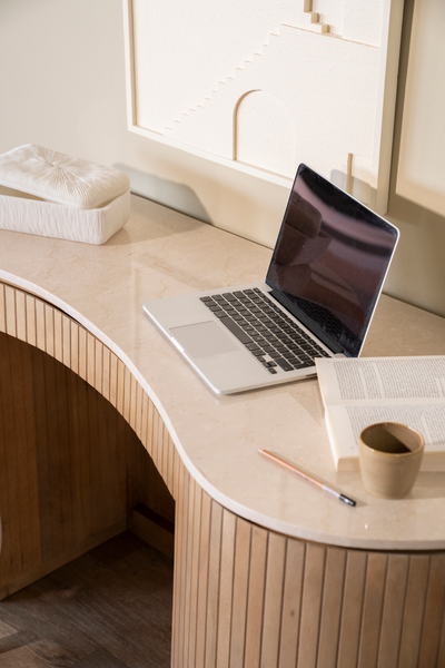Bureau en marbre de forme organique