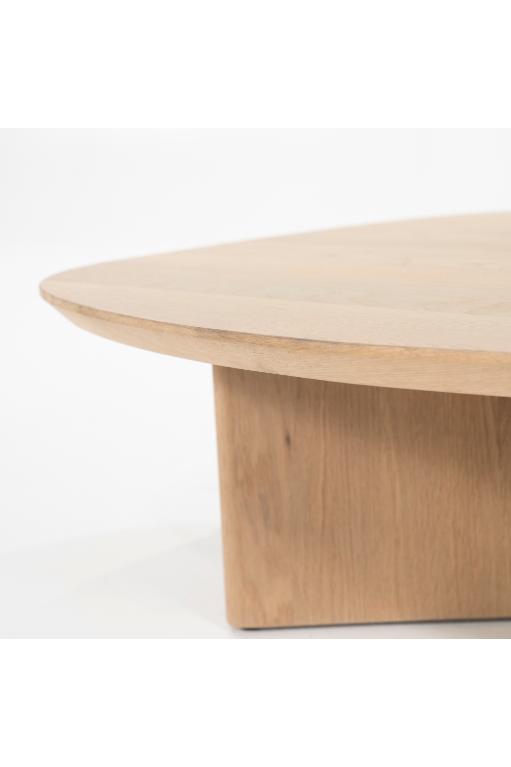 Table basse en chêne verni naturel