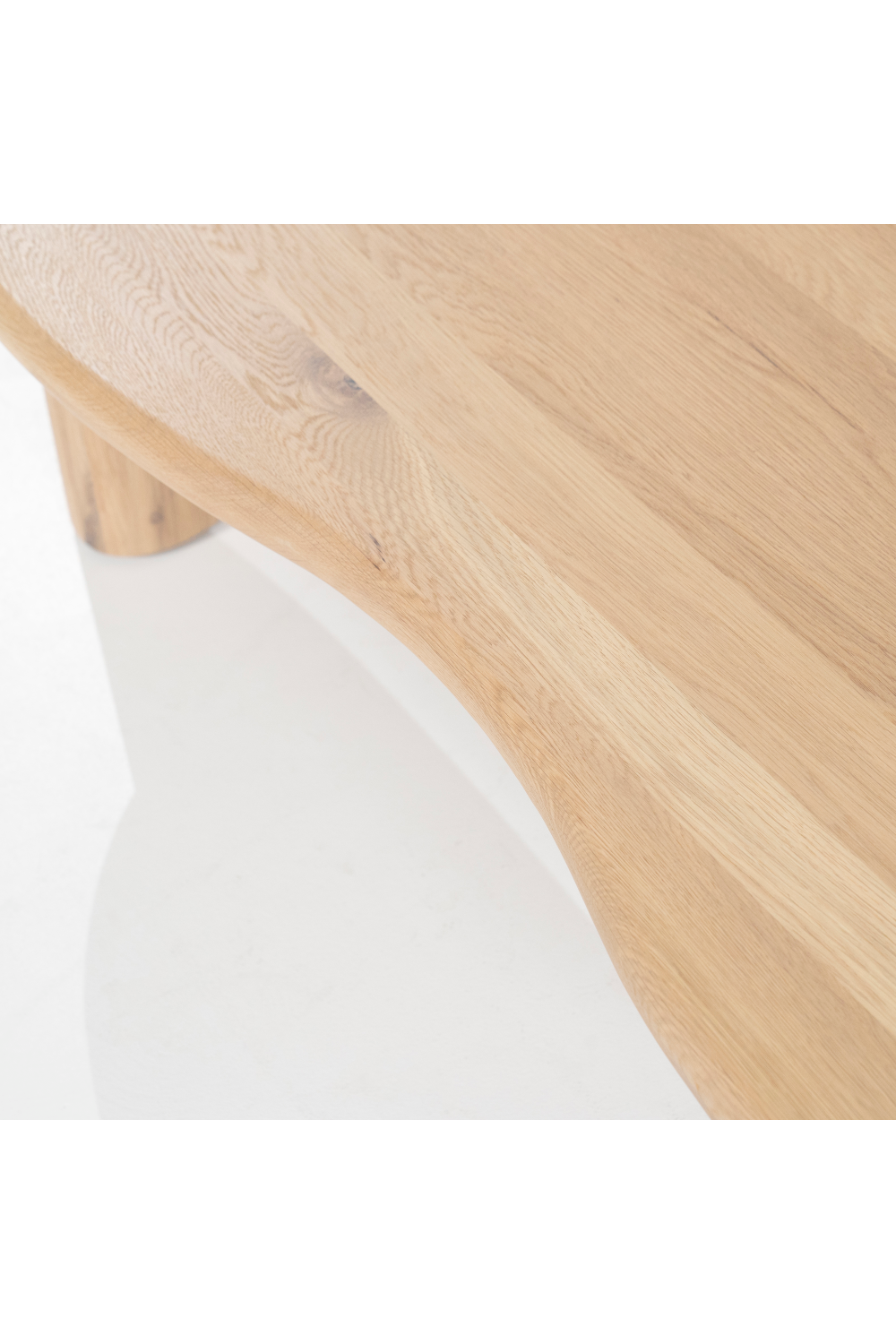Table basse en chêne en forme de haricot