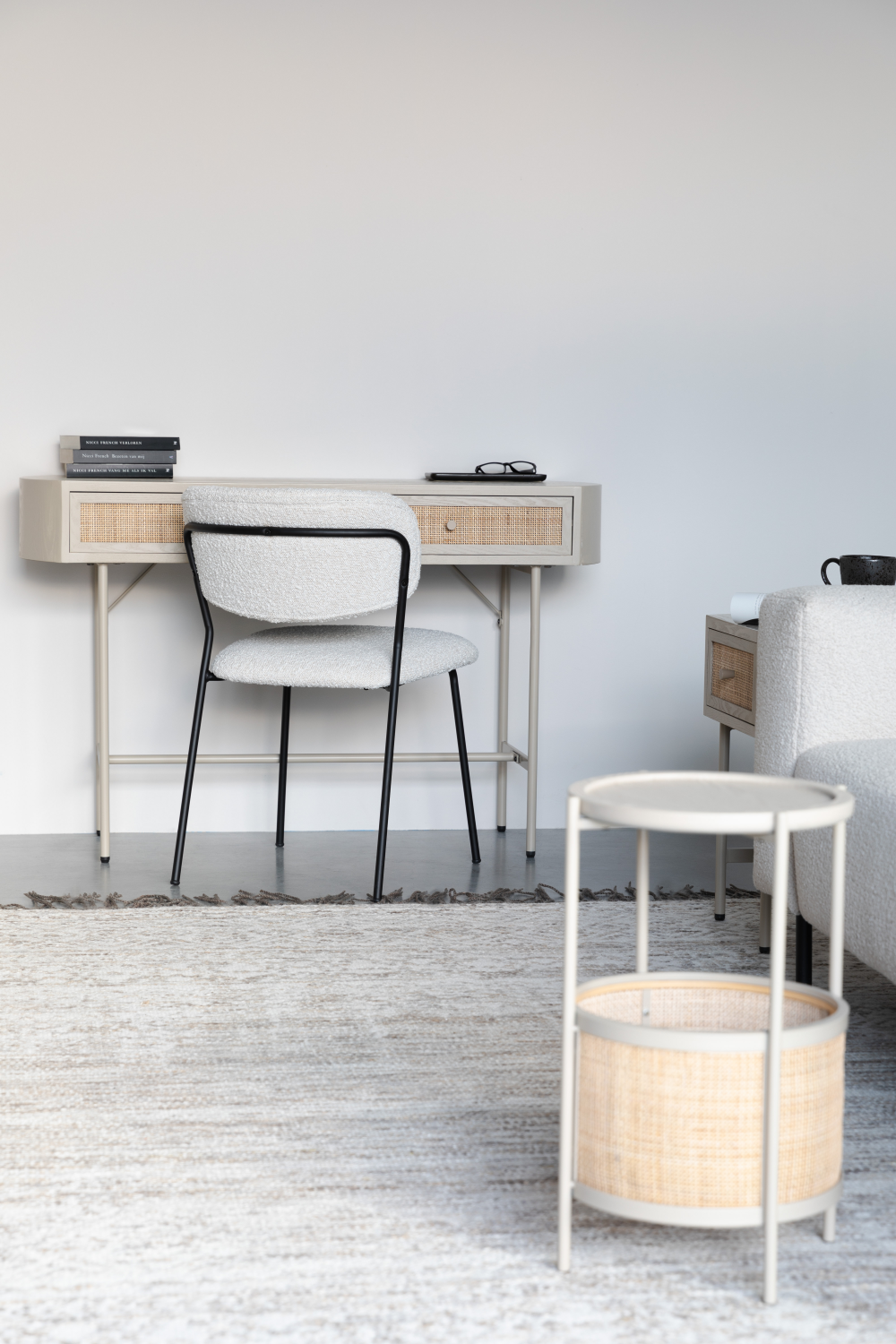 Console beige avec tiroirs