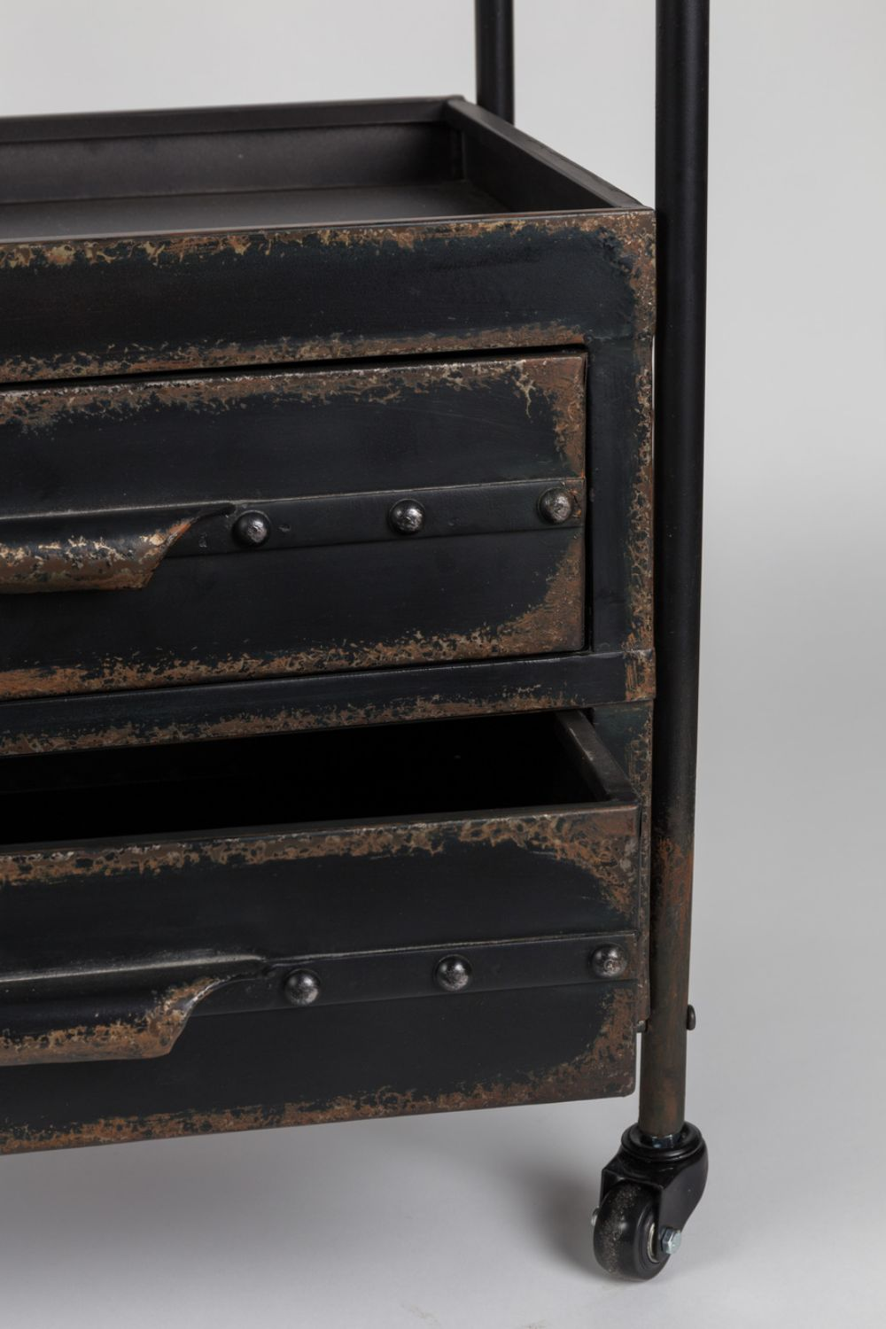 Vitrine noire en fer