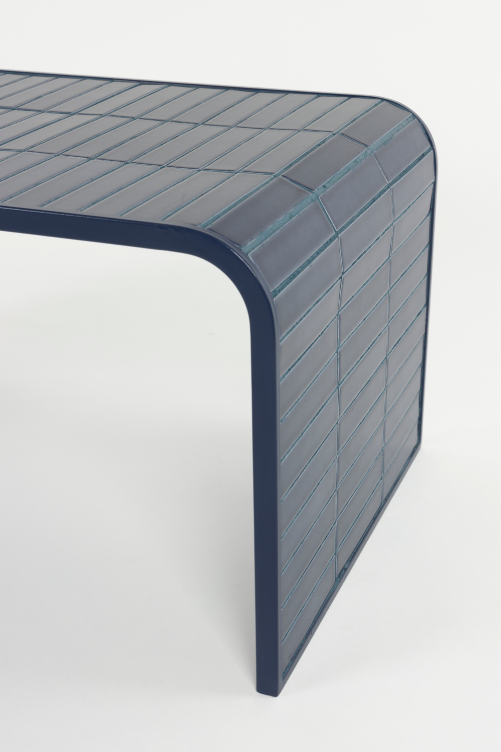 Table basse en carreaux laqués