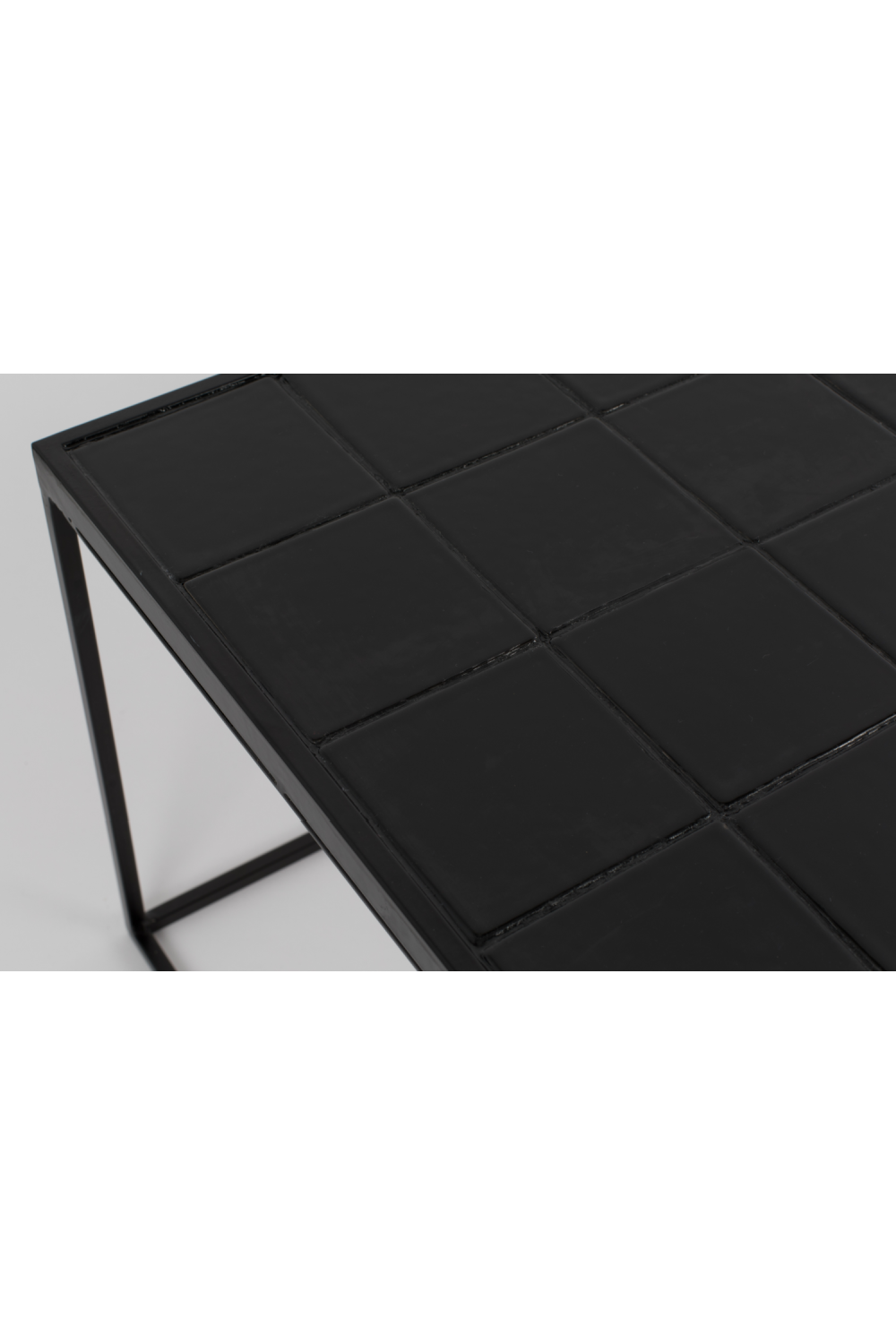 Table basse à plateau carrelé noir